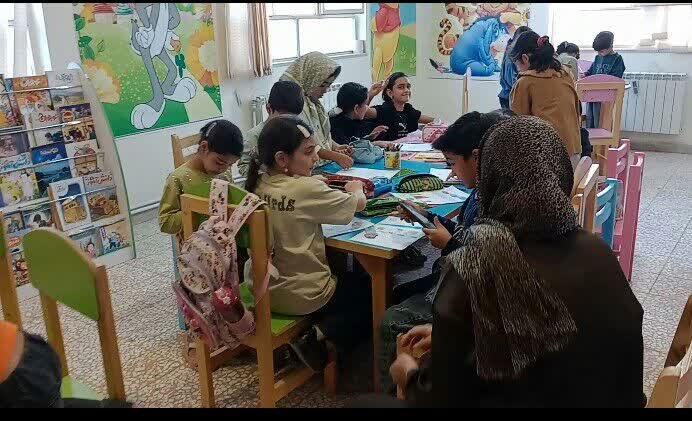 استقبال چشمگیر دانشآموزان از برنامه فرهنگی کتابخانه آیتالله هاشمی روستای قمبوان