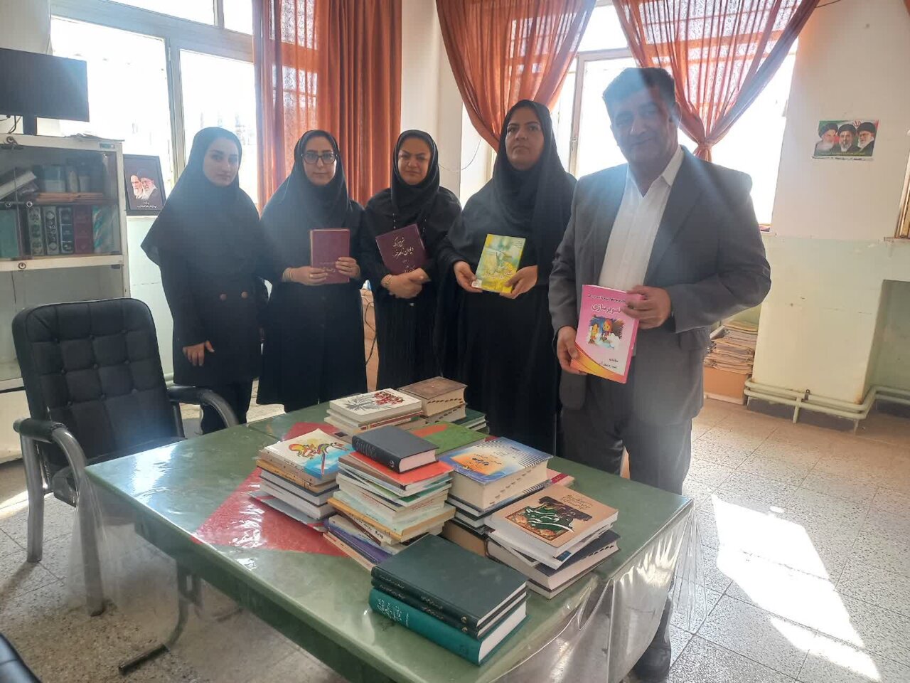 اهدای ۷۰۰ جلد کتاب به مدارس عشایری روستای دزج شهرستان دهاقان