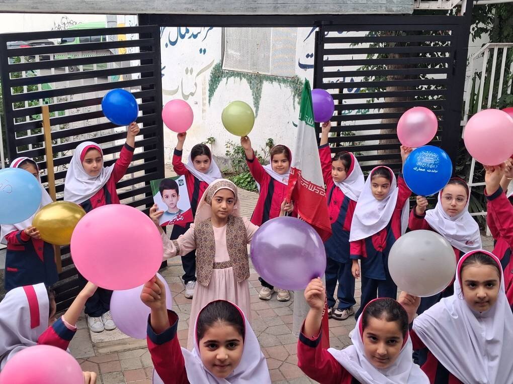 کودکان محمودآباد با پرواز بادبادکها یاد شهدای دانشآموز میناب را گرامی داشتند