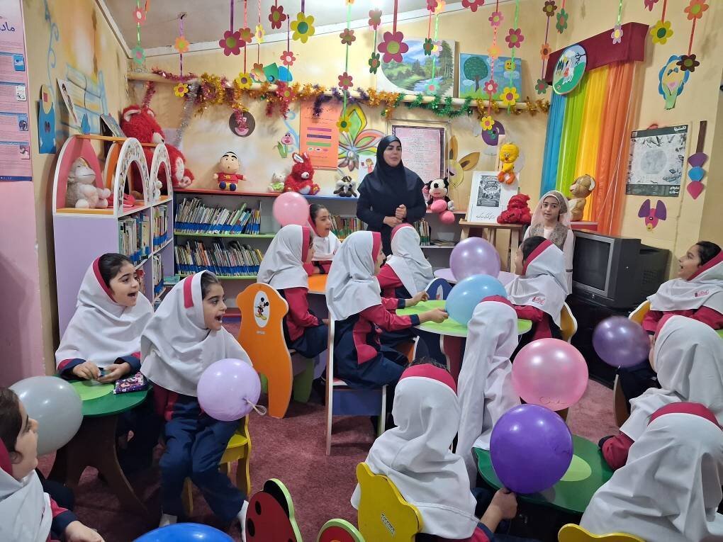 کودکان محمودآباد با پرواز بادبادکها یاد شهدای دانشآموز میناب را گرامی داشتند