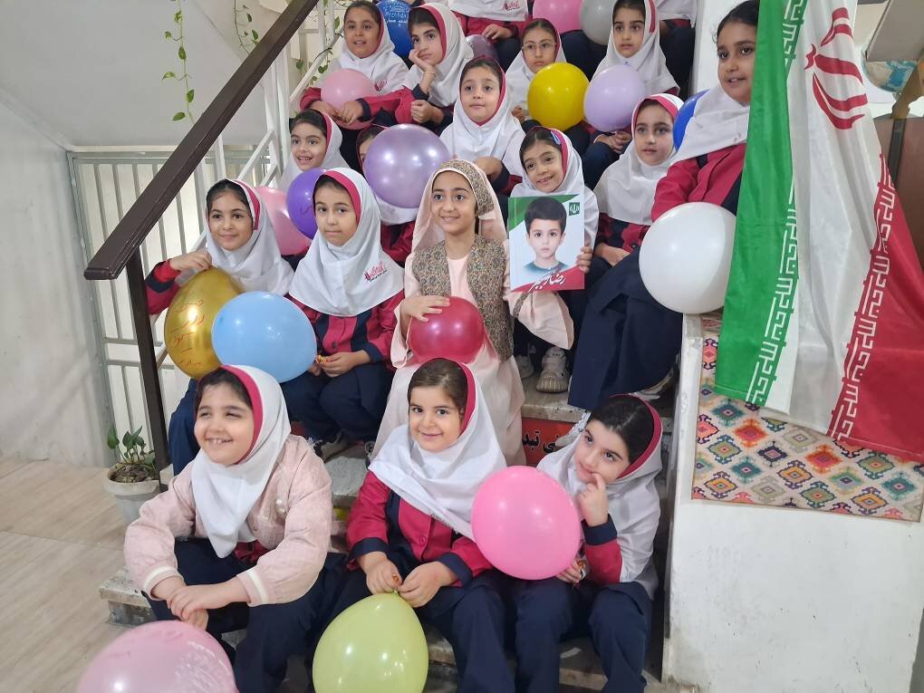 کودکان محمودآباد با پرواز بادبادک‌ها یاد شهدای دانش‌آموز میناب را گرامی داشتند