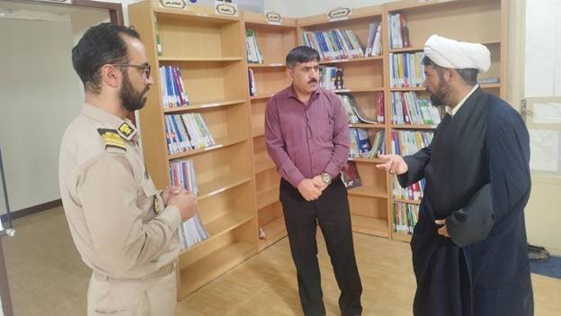 بازدید مسئول عقیدتی سیاسی نیروی دریایی خرمشهر از کتابخانه عمومی شهید شریف