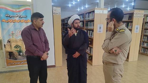 بازدید مسئول عقیدتی سیاسی نیروی دریایی خرمشهر از کتابخانه عمومی شهید شریف