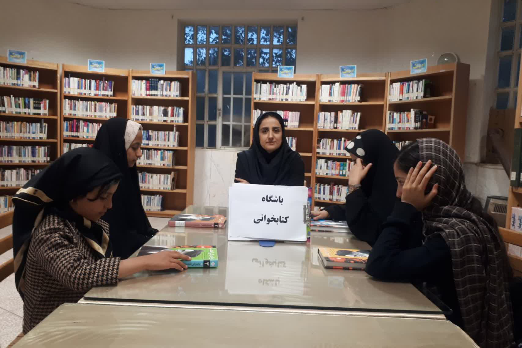 تاریخ‌خوانی و فعالیت‌های هنری کودکان در کتابخانه امام خمینی (ره) گرکان