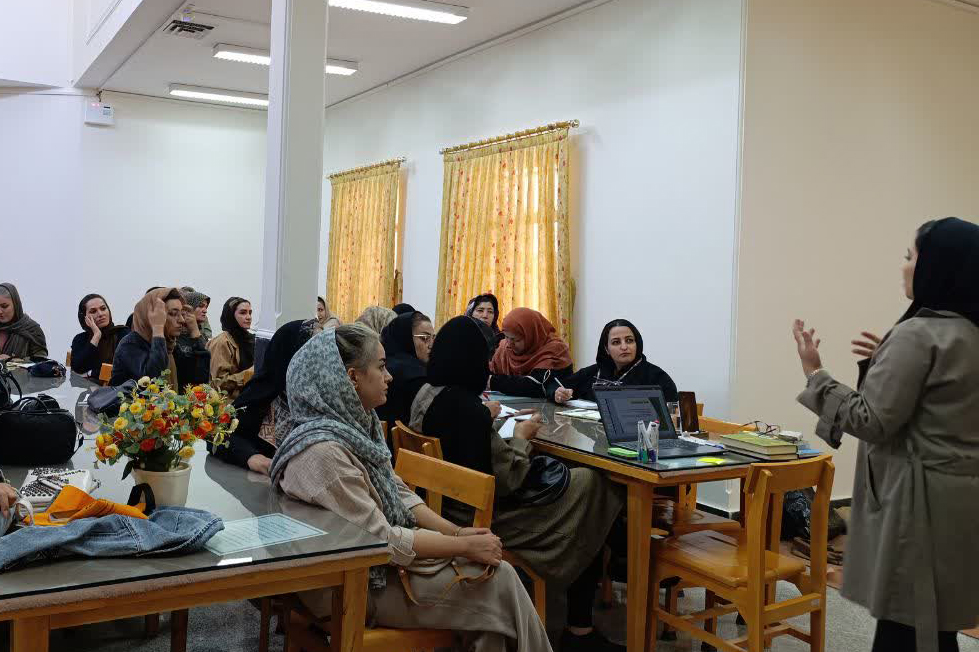 کارگاههای آموزشی توانمندسازی بانوان در کتابخانه شهدای شازند