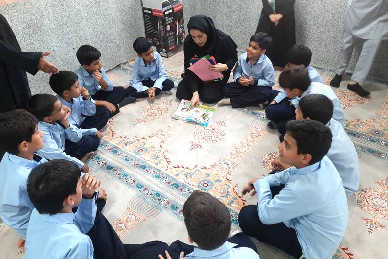 اردوی فرهنگی جهادی و اجرای طرح «کوله‌کتاب» در روستای چاه مجنون