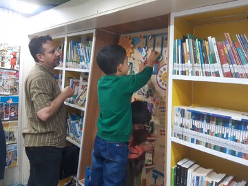 وقتی کتاب به دیدار کودکان آمد؛ قاب‌هایی از حضور کتابخانه سیار اداره کل کتابخانه های عمومی استان تهران درششمین نمایشگاه توانمندی‌های روستایی و عشایری