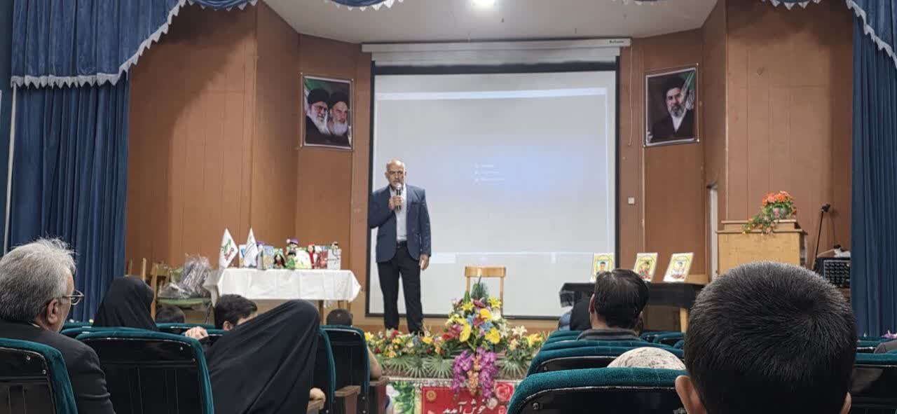 برگزاری جشن روز کودک در کتابخانه عمومی استاد موذنپور آرانی در شهرستان آران و بیدگل