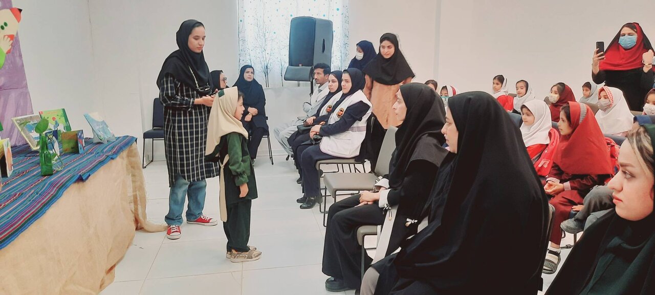 «لبخند کودکان، الفبای وطن»، در کتابخانه عمومی امام علی (ع) شهرستان هیرمند