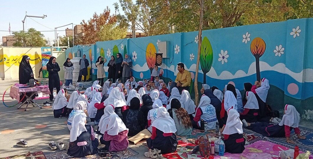 حضور کتابخانه سیار قرچک در دبستان زنده یاد عفت آهنگری روستای امین‌آباد
