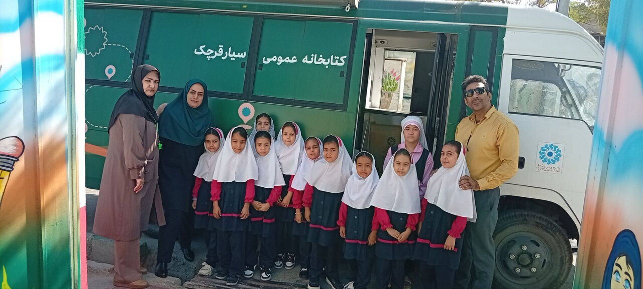 حضور کتابخانه سیار قرچک در دبستان زنده یاد عفت آهنگری روستای امینآباد