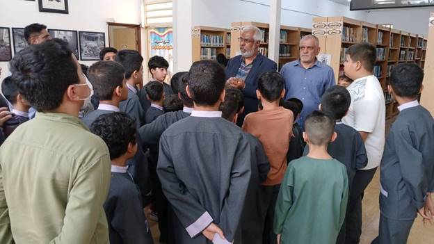 دانش‌آموزان دبستان «دانش» از کتابخانه عمومی شهید شریف خرمشهر بازدید کردند