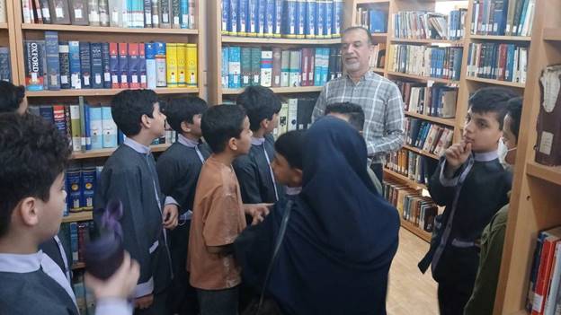 دانش‌آموزان دبستان «دانش» از کتابخانه عمومی شهید شریف خرمشهر بازدید کردند