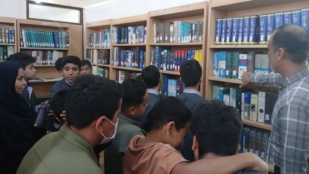 دانش‌آموزان دبستان «دانش» از کتابخانه عمومی شهید شریف خرمشهر بازدید کردند