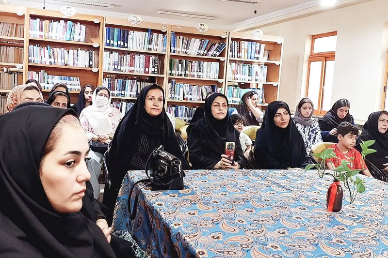 «خطوطی روی برگ‌ها»؛ نخستین کتاب نویسنده نوجوان در برازجان رونمایی شد