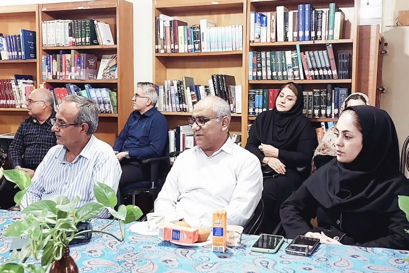 «خطوطی روی برگ‌ها»؛ نخستین کتاب نویسنده نوجوان در برازجان رونمایی شد