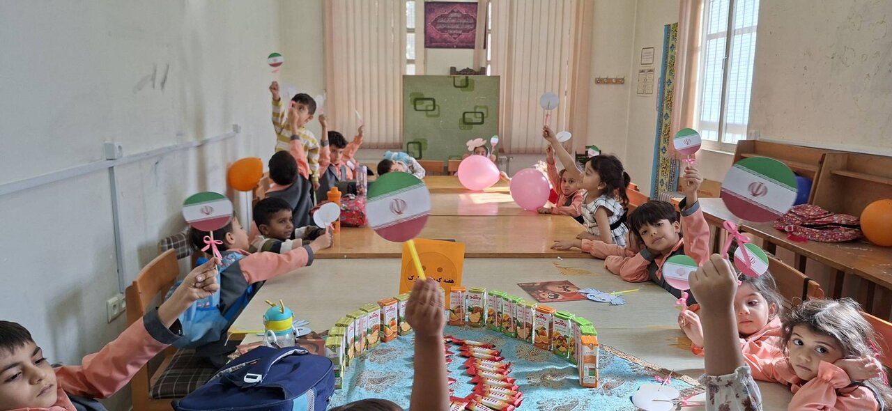 جشن هفته ملی کودک با شعار «لبخند کودکان، الفبای وطن» در کتابخانه شهید چمران کرج برگزار شد