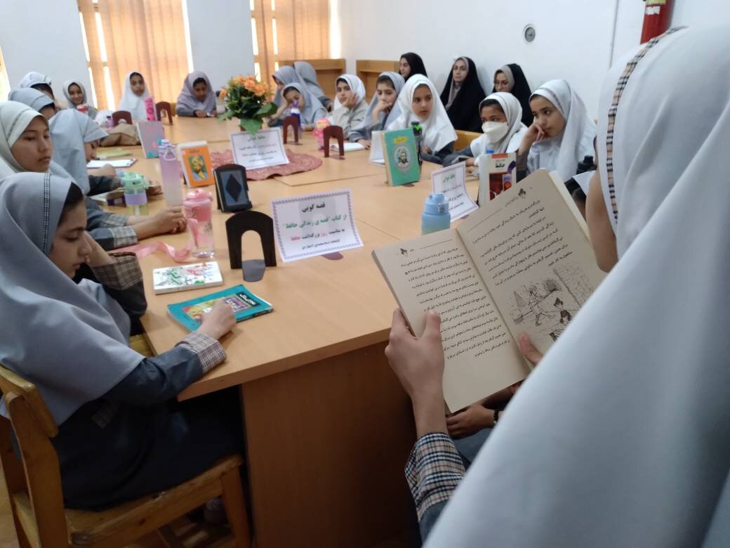 ویژهبرنامه حافظخوانی در کتابخانه عمومی استاد محمدی اشتهاردی برگزار شد