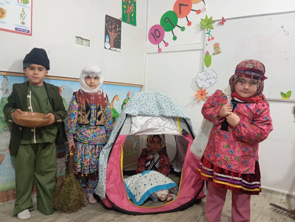 برگزاری برنامه فرهنگی شاد با محوریت آشنایی کودکان با آداب‌ و رسوم روستایی و عشایری در شهر فریم