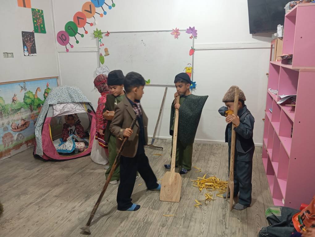 برگزاری برنامه فرهنگی شاد با محوریت آشنایی کودکان با آداب و رسوم روستایی و عشایری در شهر فریم