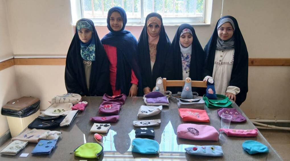نمایشگاه آثار نمددوزی و بازی‌های بومی و محلی در نوشهر برگزار شد