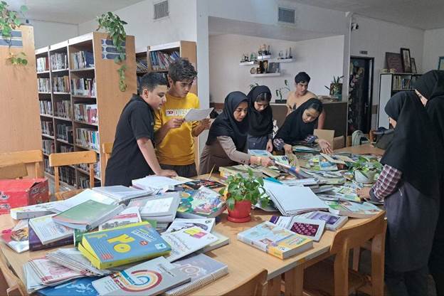 گامی در حمایت از دانشآموزان؛ اهدای ۲۵۰ عنوان کتاب کمکدرسی به کتابخانه عمومی شهدای ابویسان