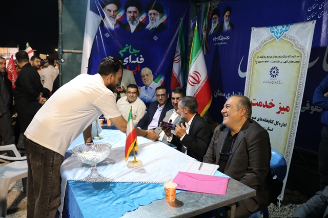 برپایی میز ارتباطات مردمی مدیرکل کتابخانههای عمومی استان سمنان در اجتماع شبهای اقتدار