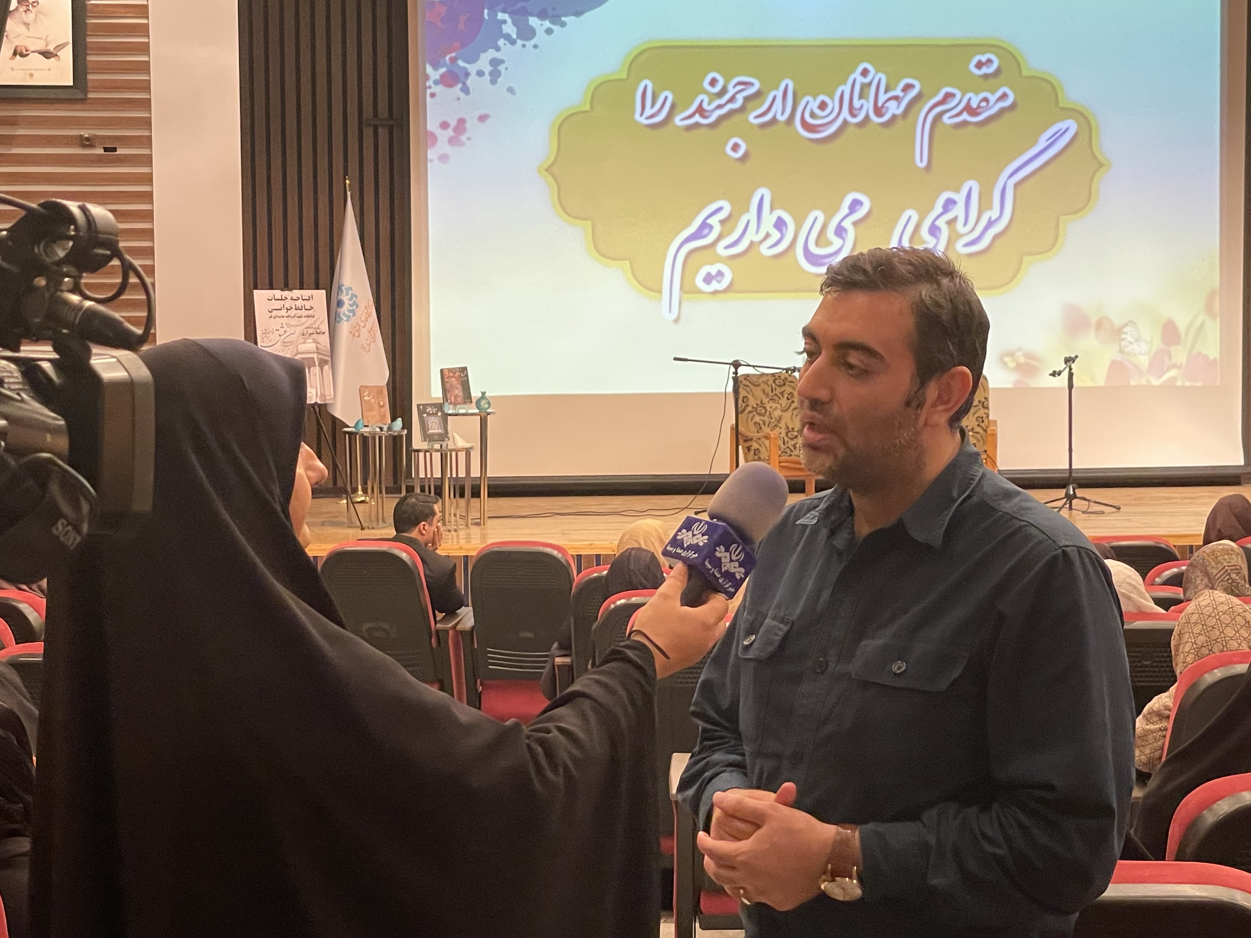 برگزاری ویژهبرنامه «سخن عشق» در کتابخانه شهید آیت الله خامنهای استان قم