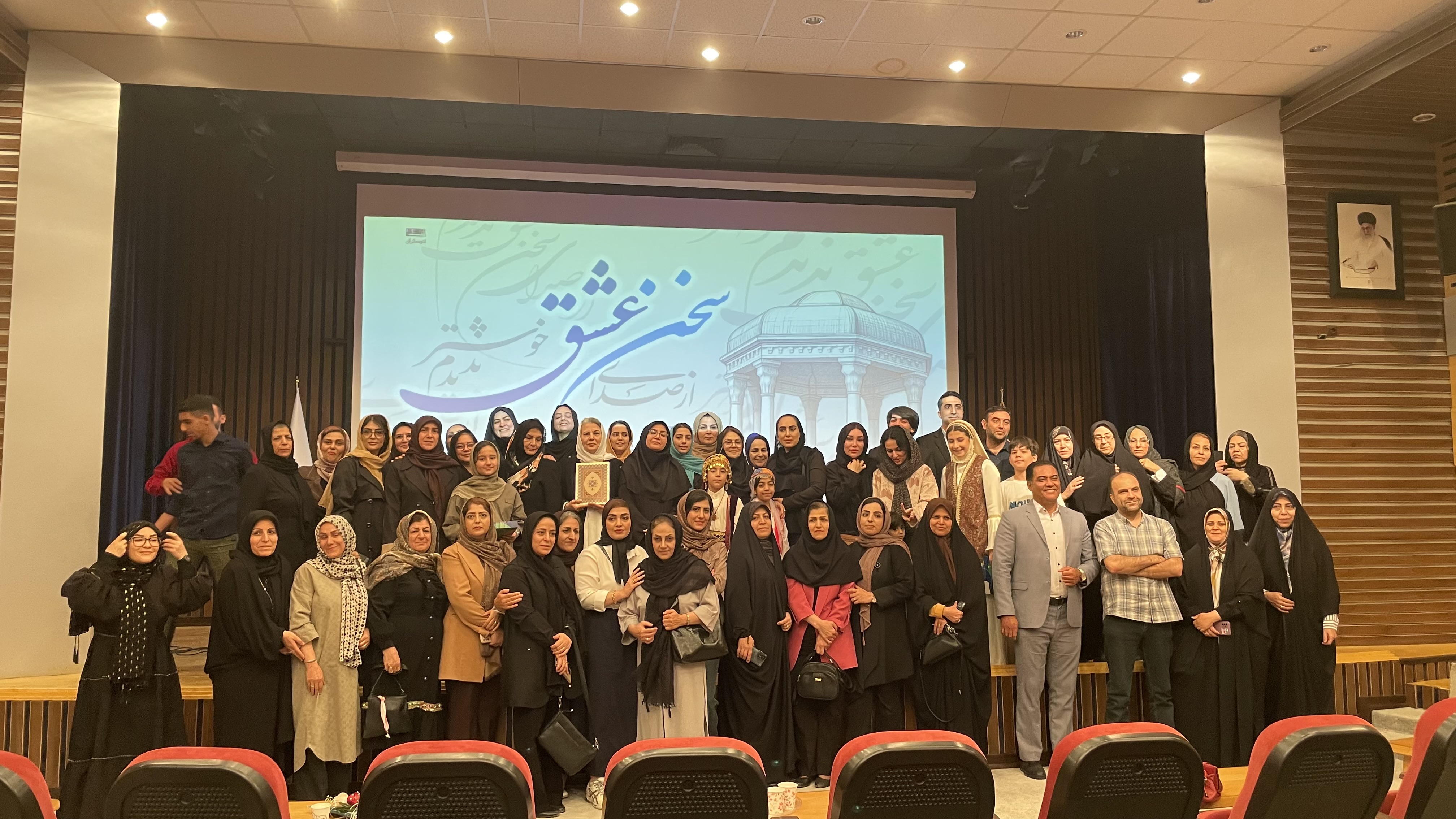 برگزاری ویژهبرنامه «سخن عشق» در کتابخانه شهید آیت الله خامنهای استان قم