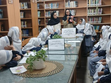 جشن آشنایی با کتاب و کتابخانه و کارگاه «کودک دانا، لبخند زیبا» در زیرآب
