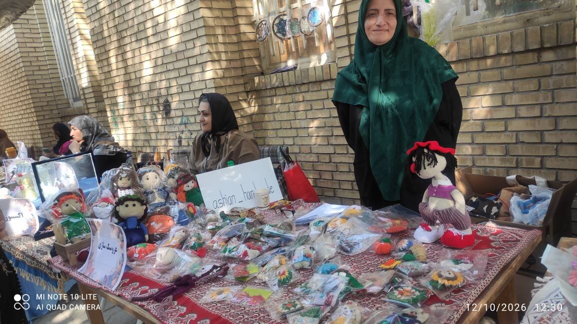 کتابخانه علامه‌حلی کرج میزبان نمایشگاه صنایع‌دستی و دستاوردهای کسب‌وکارهای خانگی شد