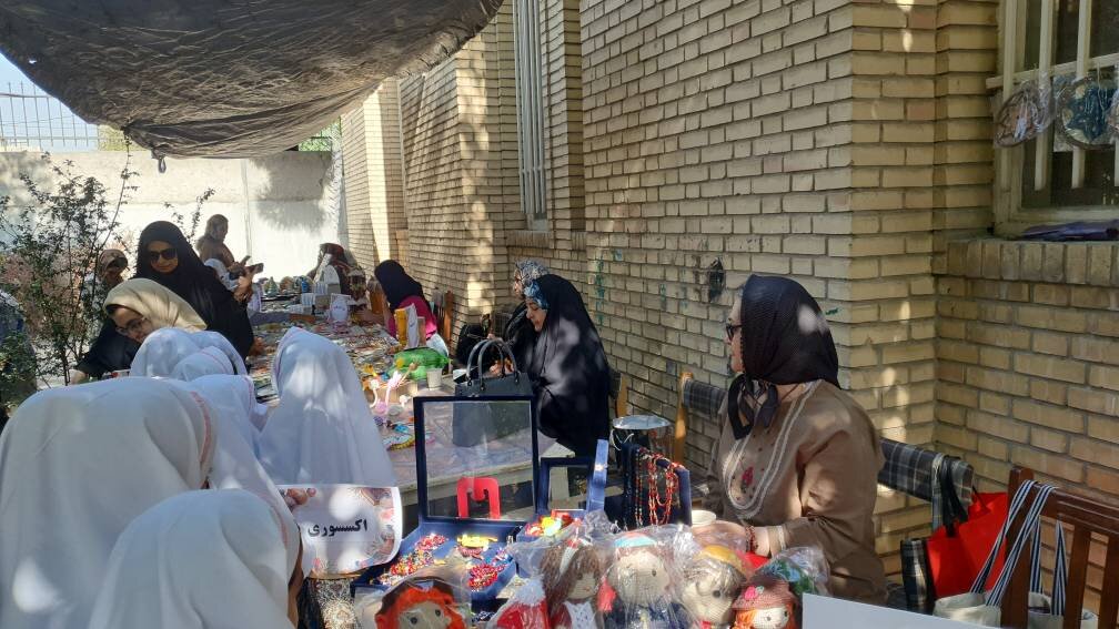 کتابخانه علامهحلی کرج میزبان نمایشگاه صنایعدستی و دستاوردهای کسبوکارهای خانگی شد