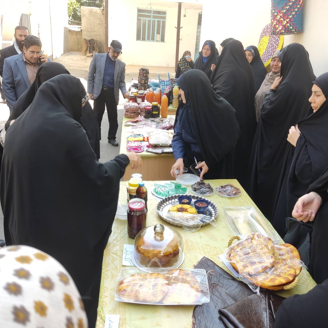 هم‌افزایی فرهنگ کتابخوانی و حمایت از مشاغل خرد در جشنواره غذا و نان کتابخانه نیک‌دهقان