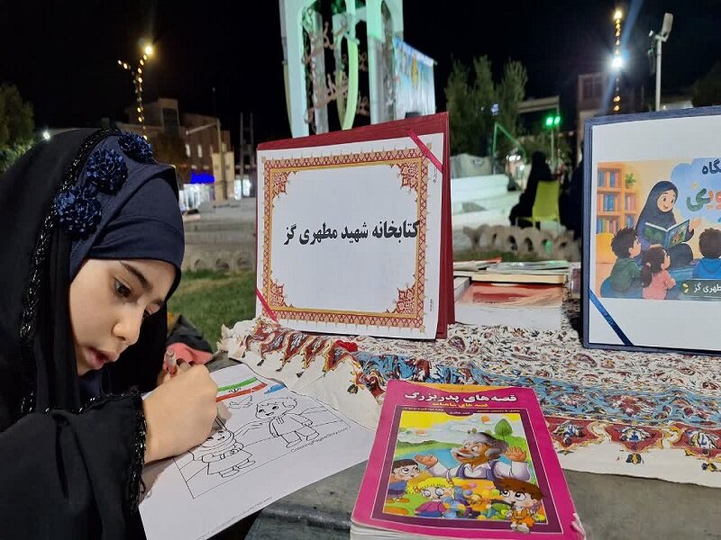 برپایی میز خدمت فرهنگی کتابخانه شهید مطهری گز شهرستان شاهین‌شهر و میمه در تجمعات شبانه مردمی