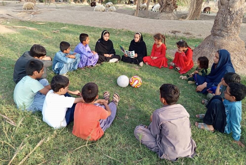 جشن رنگارنگ کتاب و بازی در پیشخان کتاب «شهید حامد ذاکری» روستای سوراب