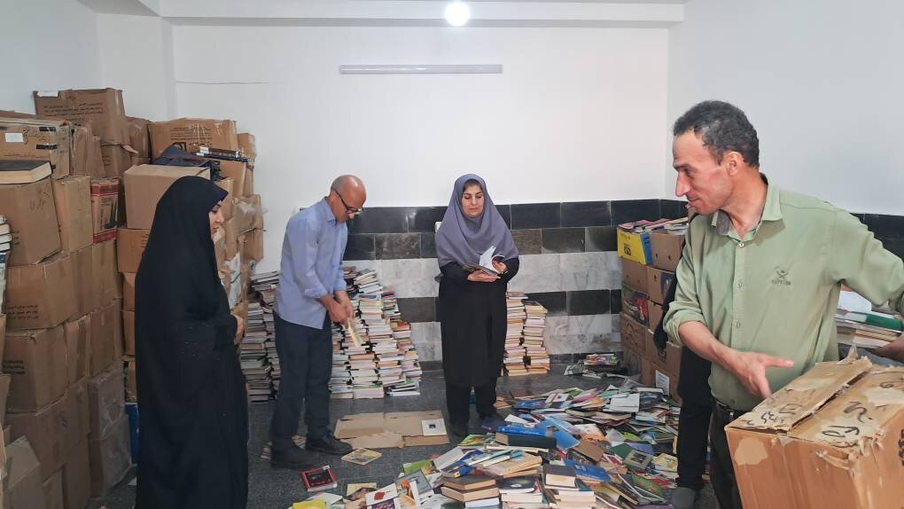 کتابهای جمعآوریشده در طرح «اوراق پرگون» برای ارسال به انبار مبادله نهاد آمادهسازی شد