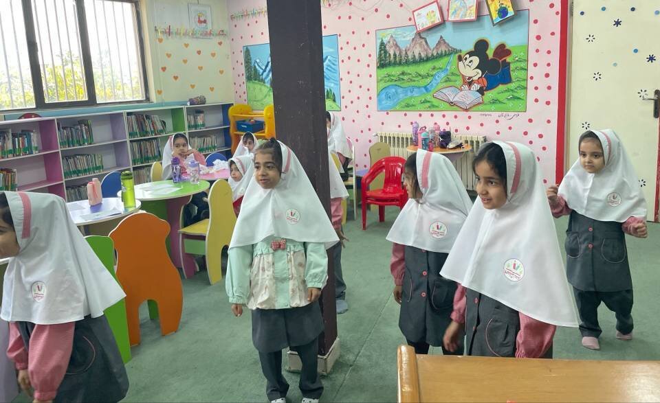 نوآموزان و دانشآموزان دبستان مهر پردیس از کتابخانه شهیدان نجاریان بابل بازدید کردند