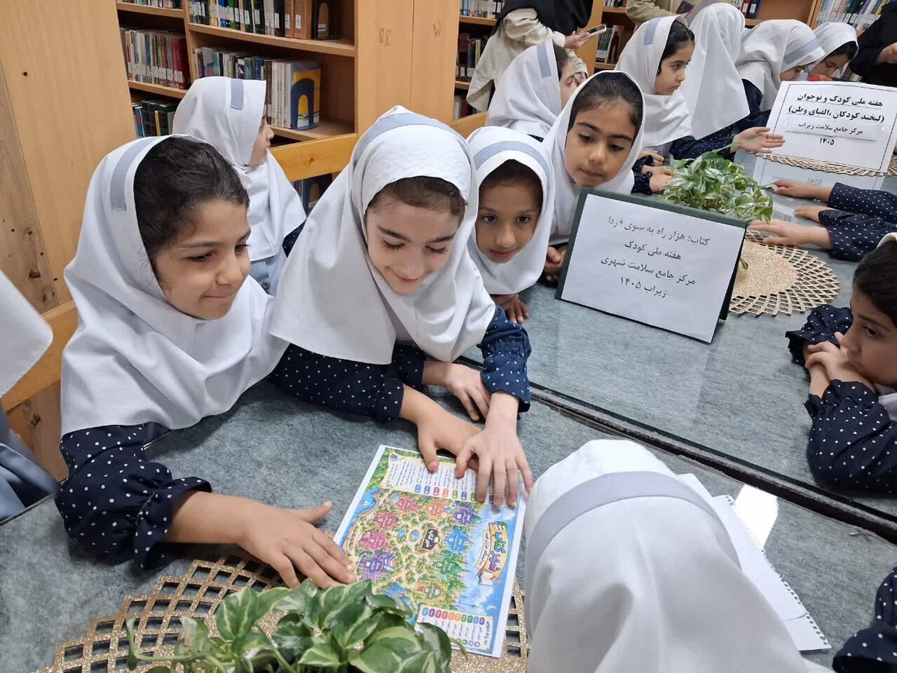 جشن آشنایی با کتاب و کتابخانه و کارگاه «کودک دانا، لبخند زیبا» در زیرآب برگزار شد