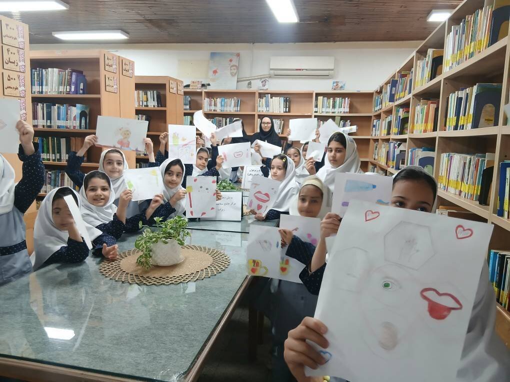 جشن آشنایی با کتاب و کتابخانه و کارگاه «کودک دانا، لبخند زیبا» در زیرآب برگزار شد