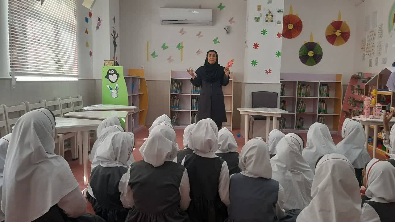 ویژهبرنامه «زنگ شادی» با هدف ترویج کتابخوانی در جویبار برگزار شد