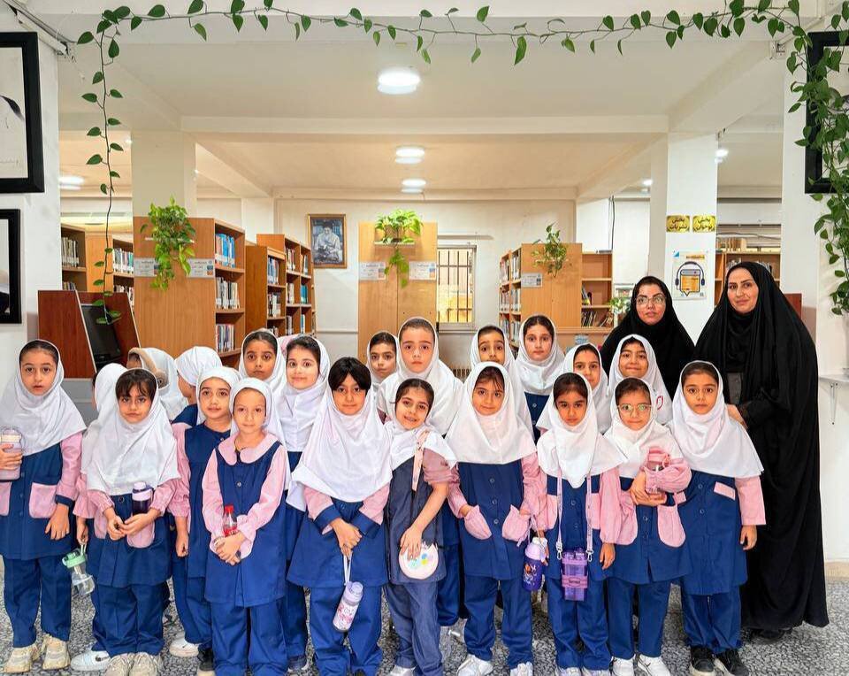 &nbsp;دانش‌آموزان دبستان مهدوی از کتابخانه باقرالعلوم نکا بازدید کردند