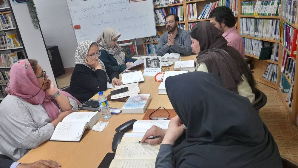 برگزاری نشست حافظخوانی و برپایی میز نمایش کتاب در کتابخانه عمومی فرهنگ آبادان
