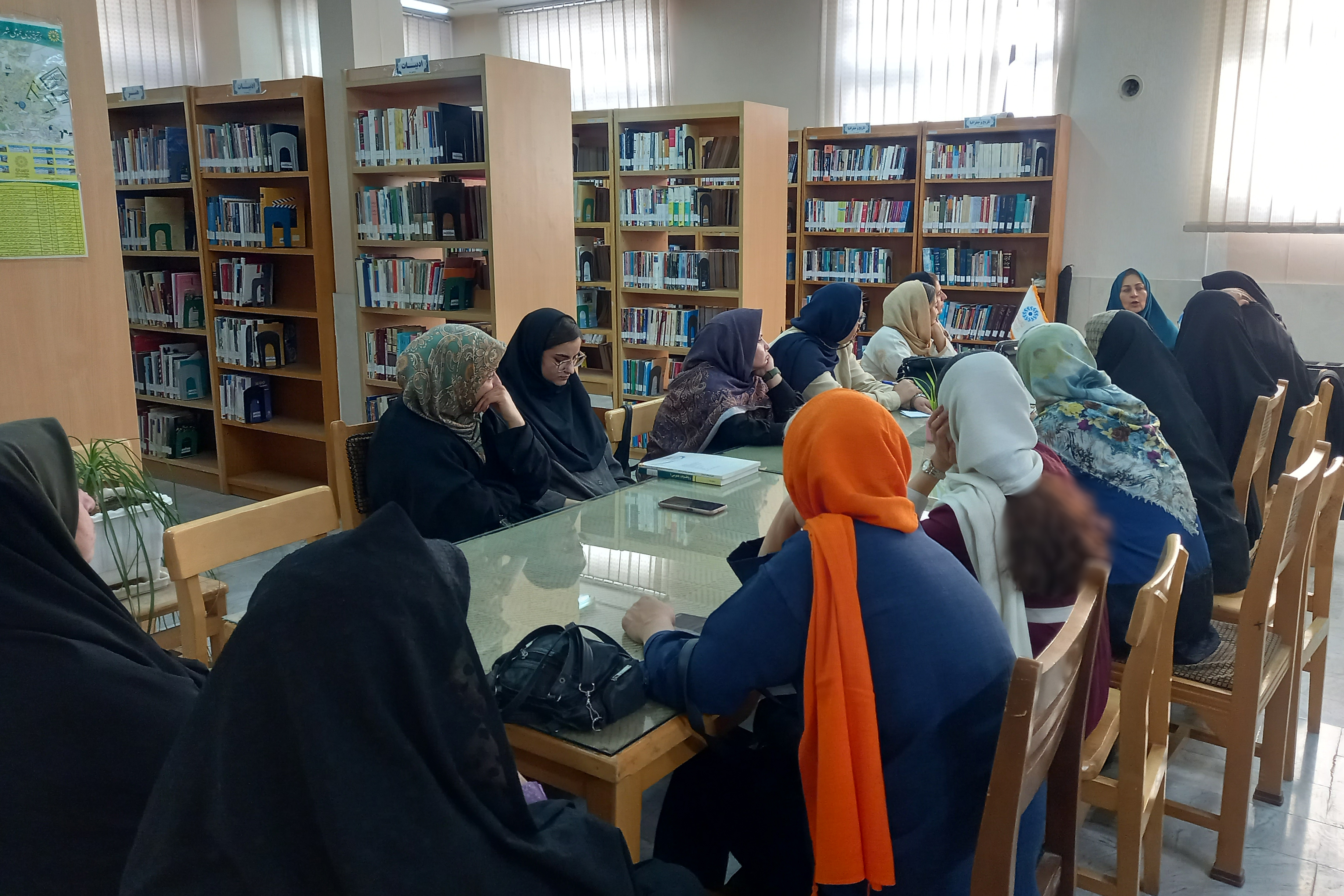 تقویت مهارتهای ارتباطی مادران و دختران در کتابخانه امام خمینی (ره) کرهرود