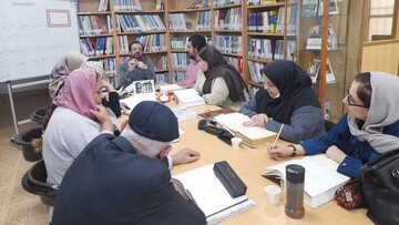 نشست حافظ‌خوانی و برپایی میز نمایش کتاب