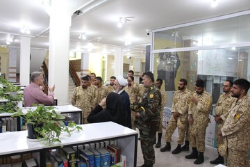 مسئول امور فرهنگی آجا در گلستان و جمعی از کارکنان ارتش از کتابخانه حکیم میرفندرسکی گرگان بازدید کردند