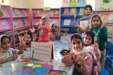 کتابخانه حاج رجبعلی عطری با قصه‌گویی و کارگاه کاردستی میزبان کودکان شد