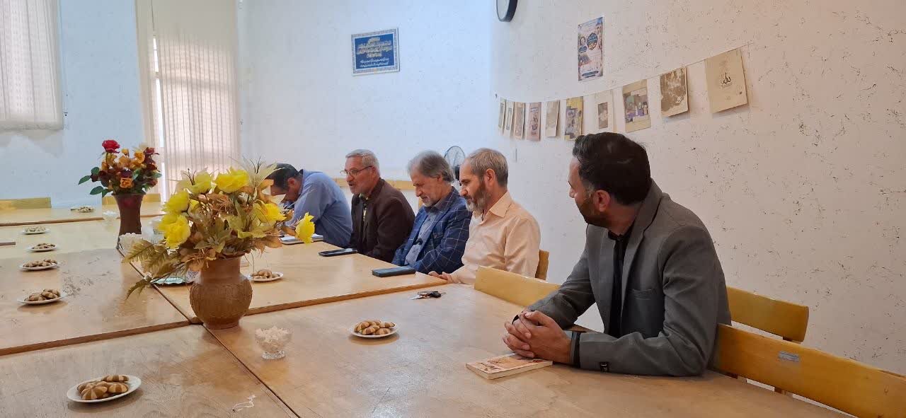 برگزاری محفل ادبی بزرگداشت حافظ در کتابخانه عمومی شهید مرتضی آوینی سجزی شهرستان کوهپایه
