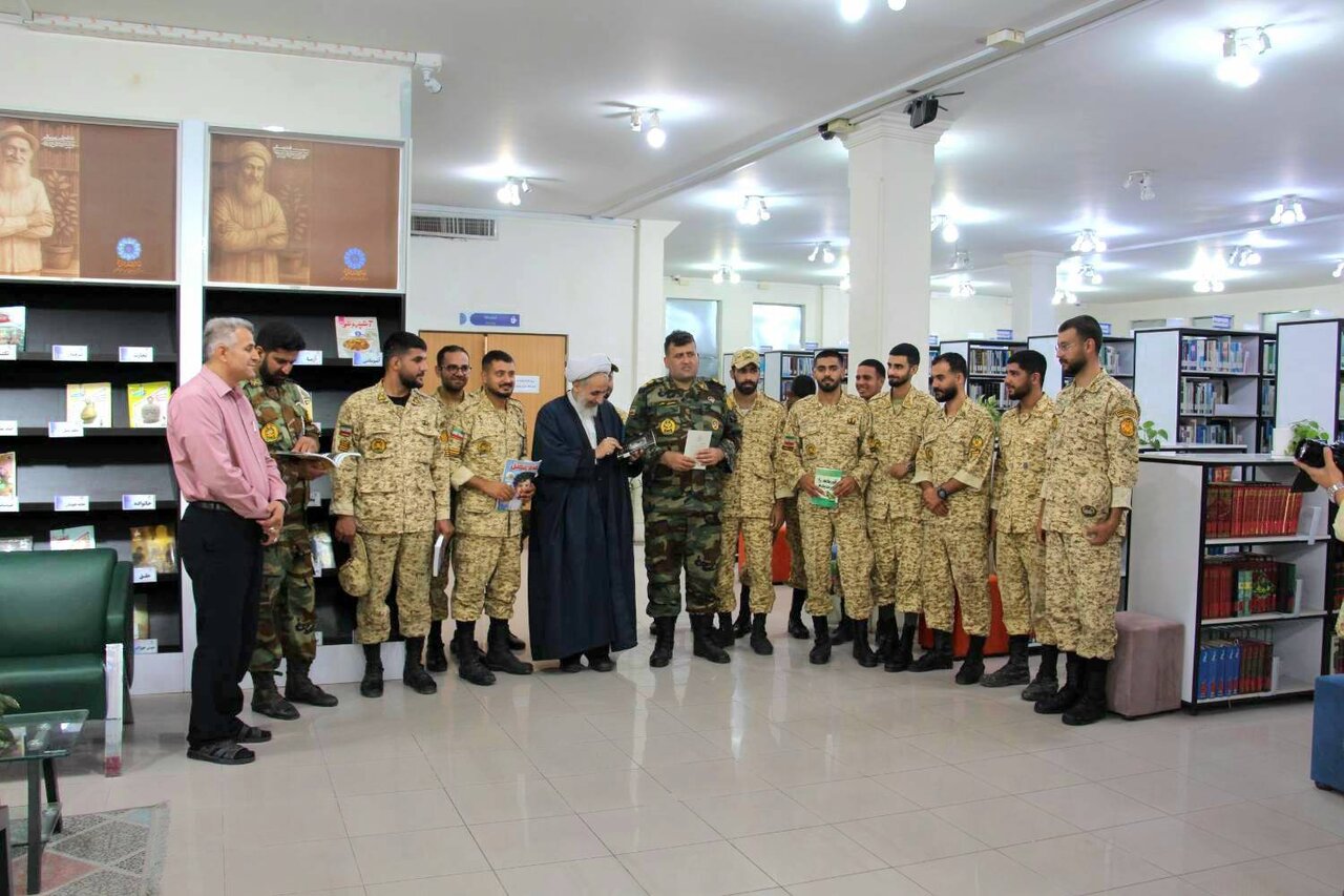 بازدید مسئول امور فرهنگی آجا در گلستان از کتابخانه حکیم میرفندرسکی گرگان