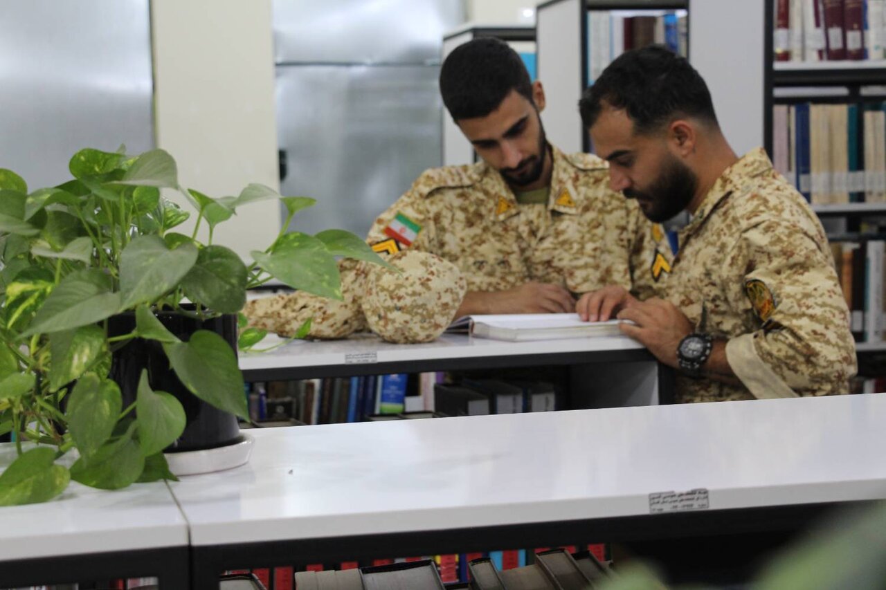 بازدید مسئول امور فرهنگی آجا در گلستان از کتابخانه حکیم میرفندرسکی گرگان