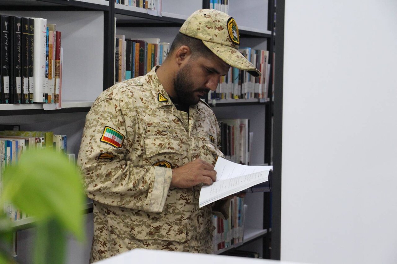 بازدید مسئول امور فرهنگی آجا در گلستان از کتابخانه حکیم میرفندرسکی گرگان